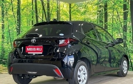 Toyota Yaris, 2021 год, 900 000 рублей, 2 фотография