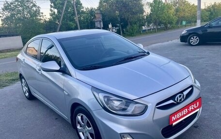 Hyundai Solaris II рестайлинг, 2012 год, 550 000 рублей, 2 фотография