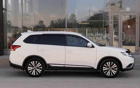 Mitsubishi Outlander III рестайлинг 3, 2020 год, 2 550 000 рублей, 4 фотография