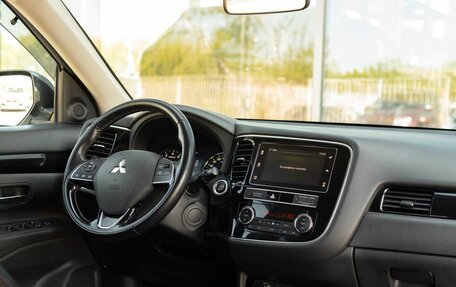 Mitsubishi Outlander III рестайлинг 3, 2020 год, 2 550 000 рублей, 10 фотография