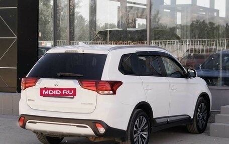 Mitsubishi Outlander III рестайлинг 3, 2020 год, 2 550 000 рублей, 5 фотография