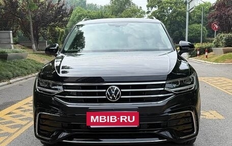Volkswagen Tiguan II, 2022 год, 1 780 000 рублей, 2 фотография