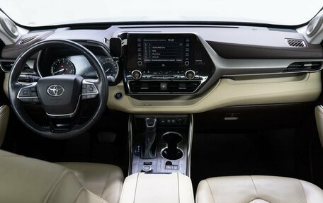Toyota Highlander, 2021 год, 5 990 000 рублей, 21 фотография
