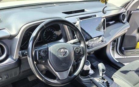 Toyota RAV4, 2018 год, 2 440 000 рублей, 2 фотография