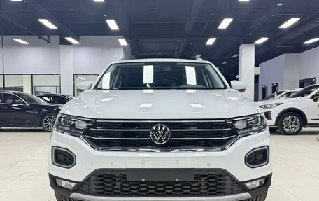 Volkswagen T-Roc I, 2022 год, 1 720 000 рублей, 2 фотография