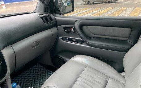 Toyota Land Cruiser 100 рестайлинг 2, 2006 год, 3 300 000 рублей, 15 фотография