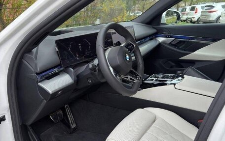 BMW 5 серия, 2025 год, 6 700 000 рублей, 15 фотография