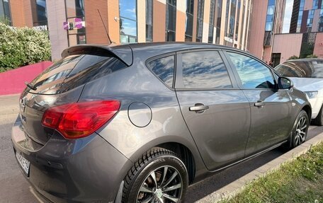 Opel Astra J, 2011 год, 620 000 рублей, 2 фотография