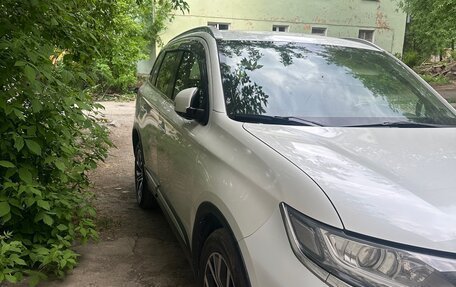 Mitsubishi Outlander III рестайлинг 3, 2015 год, 1 770 000 рублей, 4 фотография