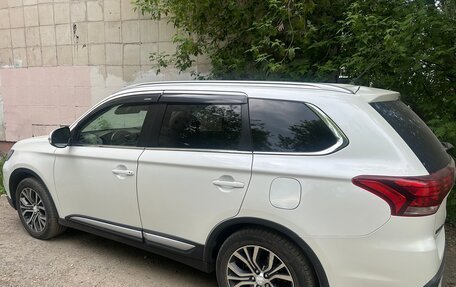 Mitsubishi Outlander III рестайлинг 3, 2015 год, 1 770 000 рублей, 7 фотография