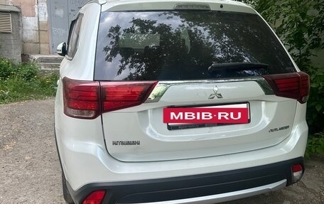Mitsubishi Outlander III рестайлинг 3, 2015 год, 1 770 000 рублей, 8 фотография