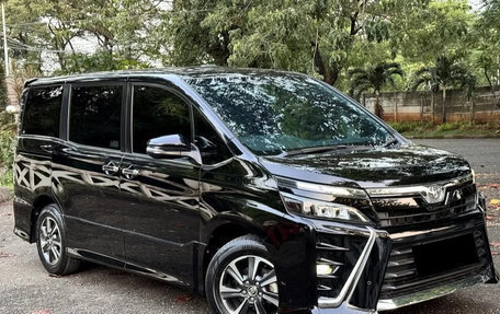 Toyota Voxy III, 2021 год, 2 190 000 рублей, 3 фотография