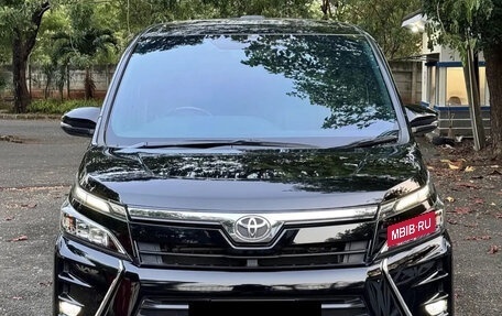 Toyota Voxy III, 2021 год, 2 190 000 рублей, 2 фотография