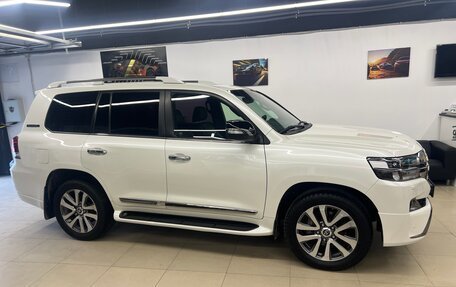 Toyota Land Cruiser 200, 2016 год, 5 000 000 рублей, 24 фотография