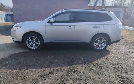 Mitsubishi Outlander III рестайлинг 3, 2013 год, 1 400 000 рублей, 2 фотография