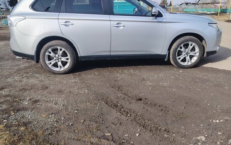 Mitsubishi Outlander III рестайлинг 3, 2013 год, 1 400 000 рублей, 4 фотография