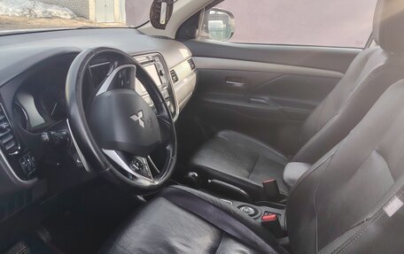 Mitsubishi Outlander III рестайлинг 3, 2013 год, 1 400 000 рублей, 11 фотография