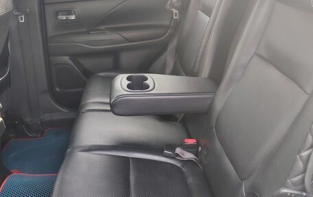 Mitsubishi Outlander III рестайлинг 3, 2013 год, 1 400 000 рублей, 13 фотография