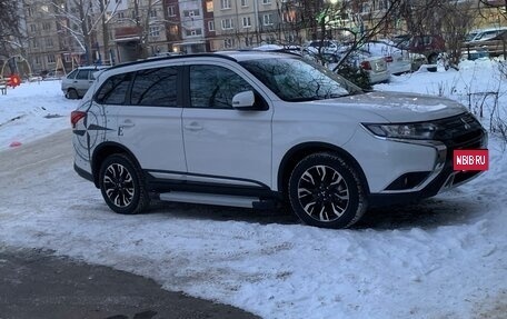 Mitsubishi Outlander III рестайлинг 3, 2021 год, 2 700 000 рублей, 2 фотография
