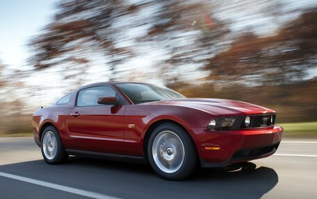 Ford Mustang VI рестайлинг, 2010 год, 2 570 000 рублей, 1 фотография