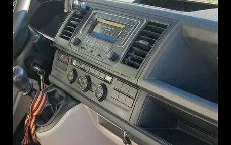 Volkswagen Caravelle T6 рестайлинг, 2016 год, 2 380 000 рублей, 10 фотография