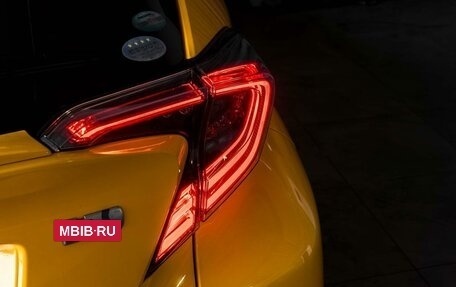 Toyota C-HR I рестайлинг, 2018 год, 1 949 000 рублей, 13 фотография