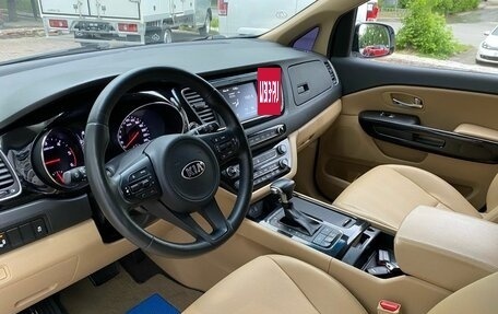KIA Carnival III, 2017 год, 2 359 000 рублей, 10 фотография