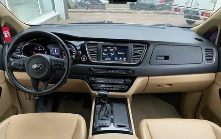 KIA Carnival III, 2017 год, 2 359 000 рублей, 9 фотография