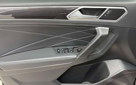 Volkswagen Tiguan II, 2023 год, 2 450 000 рублей, 19 фотография