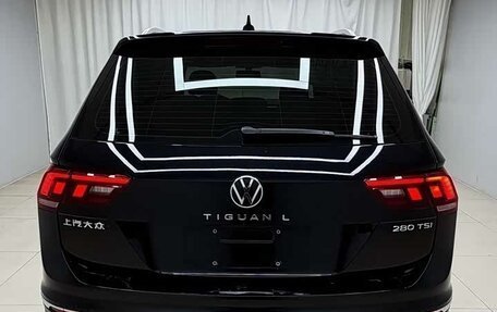 Volkswagen Tiguan II, 2023 год, 2 450 000 рублей, 14 фотография