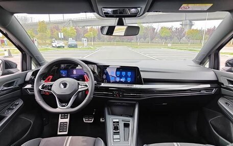 Volkswagen Golf VIII, 2023 год, 1 740 000 рублей, 7 фотография
