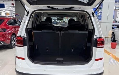 Volkswagen Touran III, 2021 год, 1 211 000 рублей, 5 фотография