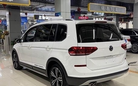 Volkswagen Touran III, 2021 год, 1 211 000 рублей, 4 фотография