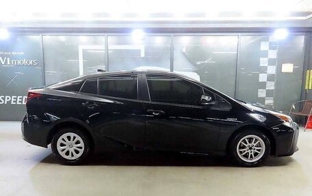 Toyota Prius IV XW50, 2022 год, 1 915 000 рублей, 3 фотография