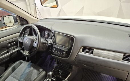 Mitsubishi Outlander III рестайлинг 3, 2018 год, 1 800 000 рублей, 12 фотография