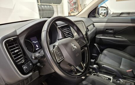 Mitsubishi Outlander III рестайлинг 3, 2018 год, 1 800 000 рублей, 28 фотография
