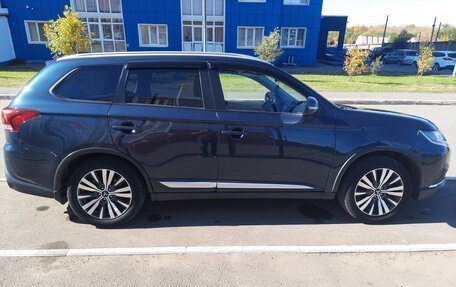 Mitsubishi Outlander III рестайлинг 3, 2019 год, 1 920 000 рублей, 4 фотография