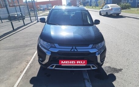 Mitsubishi Outlander III рестайлинг 3, 2019 год, 1 920 000 рублей, 2 фотография