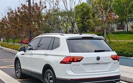 Volkswagen Tiguan II, 2023 год, 2 200 000 рублей, 3 фотография