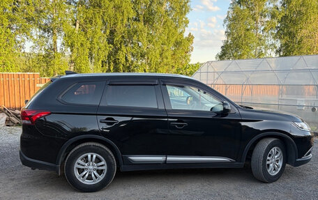 Mitsubishi Outlander III рестайлинг 3, 2017 год, 1 950 000 рублей, 6 фотография