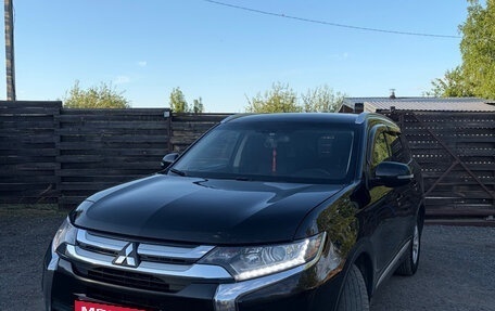 Mitsubishi Outlander III рестайлинг 3, 2017 год, 1 950 000 рублей, 2 фотография