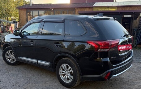 Mitsubishi Outlander III рестайлинг 3, 2017 год, 1 950 000 рублей, 4 фотография