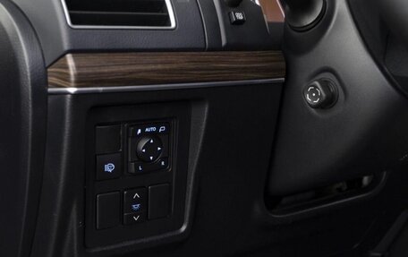 Toyota Land Cruiser Prado 150 рестайлинг 2, 2019 год, 4 200 000 рублей, 7 фотография