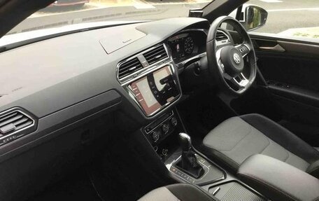 Volkswagen Tiguan II, 2018 год, 1 936 000 рублей, 2 фотография