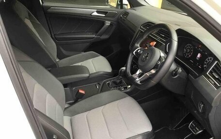 Volkswagen Tiguan II, 2018 год, 1 936 000 рублей, 6 фотография