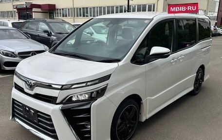 Toyota Voxy III, 2021 год, 2 330 000 рублей, 1 фотография