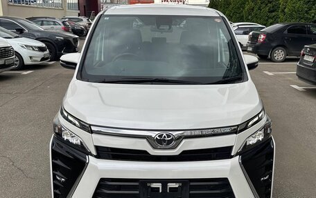 Toyota Voxy III, 2021 год, 2 330 000 рублей, 2 фотография