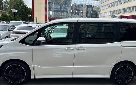 Toyota Voxy III, 2021 год, 2 330 000 рублей, 3 фотография