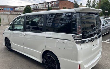 Toyota Voxy III, 2021 год, 2 330 000 рублей, 4 фотография