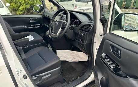Toyota Voxy III, 2021 год, 2 330 000 рублей, 9 фотография